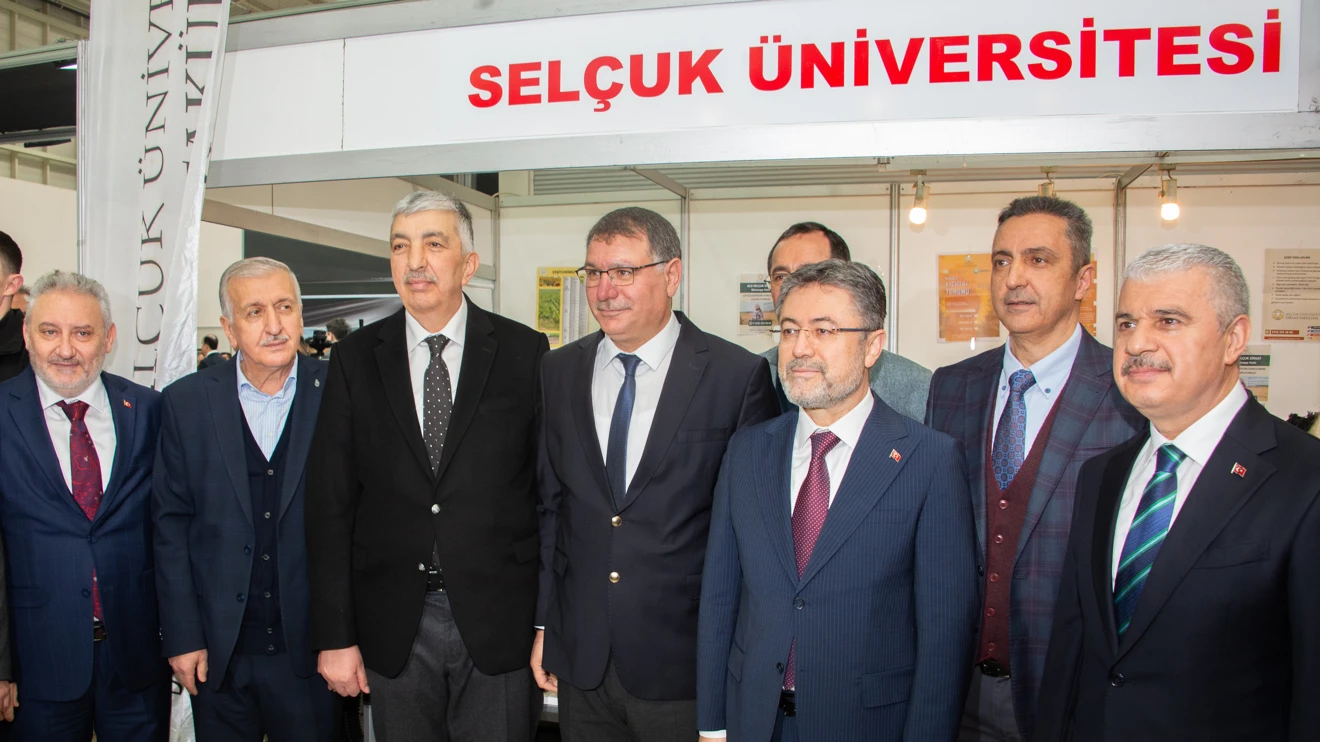 Bakan Yumaklı’dan Selçuk Üniversitesi standına ziyaret